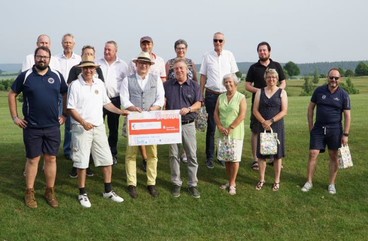 Foto: ( Jan Breidenbach ) Landrat Frank Matiaske nimmt den Scheck von Kiwanis-Präsident Jan Frischmann und Lions Vize-Präsident Ulrich Demuth entgegen und übergibt ihn an Volker Scheuermann von der Kinderkrebshilfe.